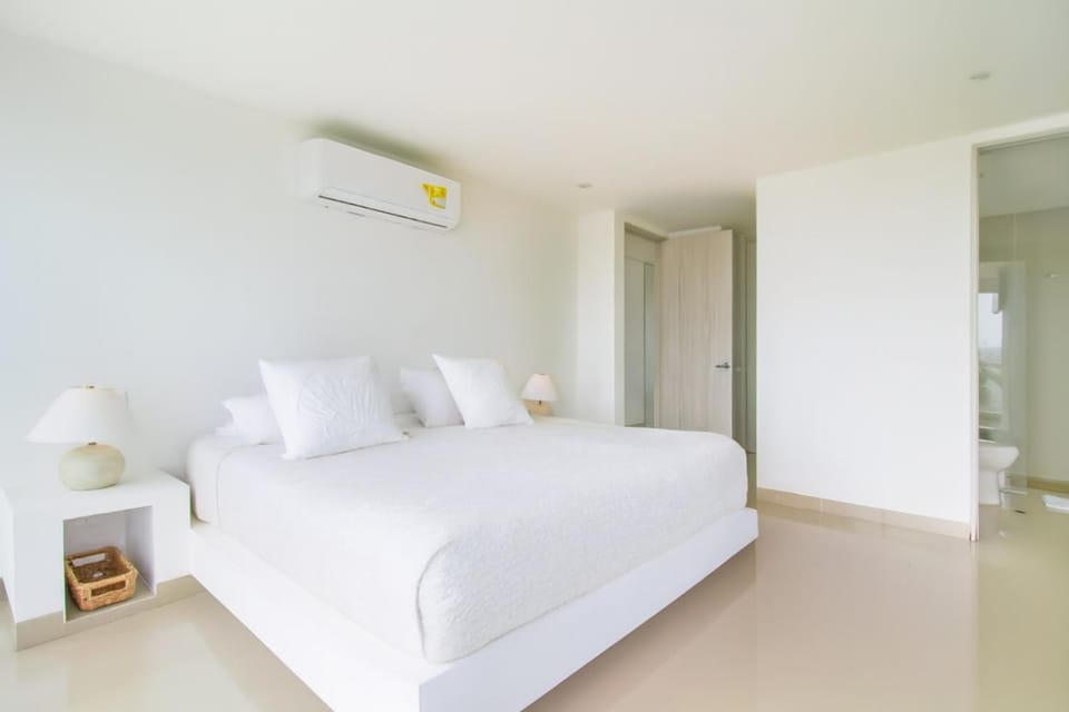 Bed, Photo of the whole room, Bedroom, air conditioner