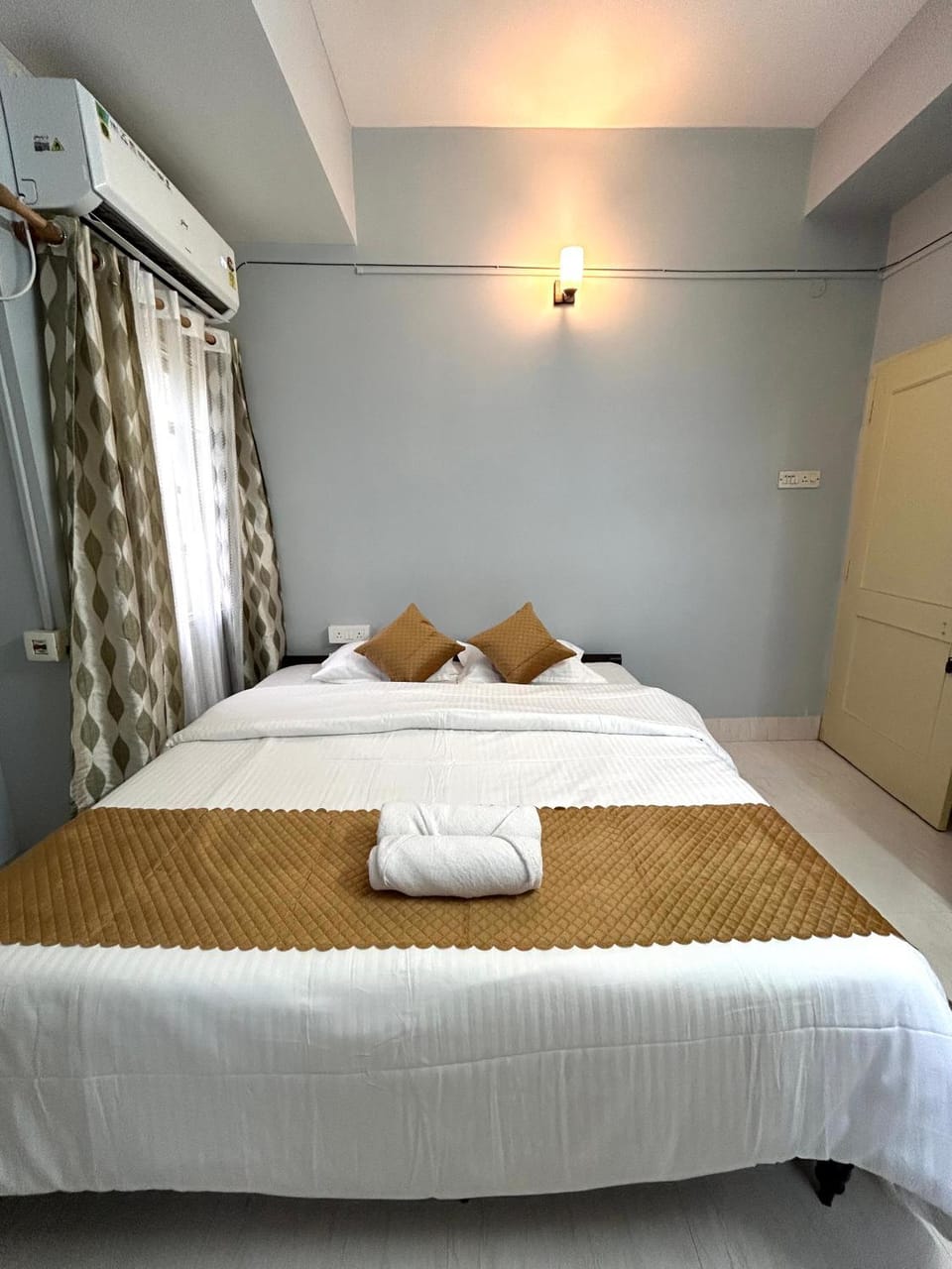 Photo of the whole room, Bedroom