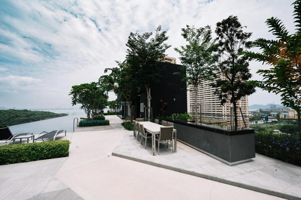 Seaview Infinity Pool 3BR 8Pax 2Carpark 211 Apartment in George Town