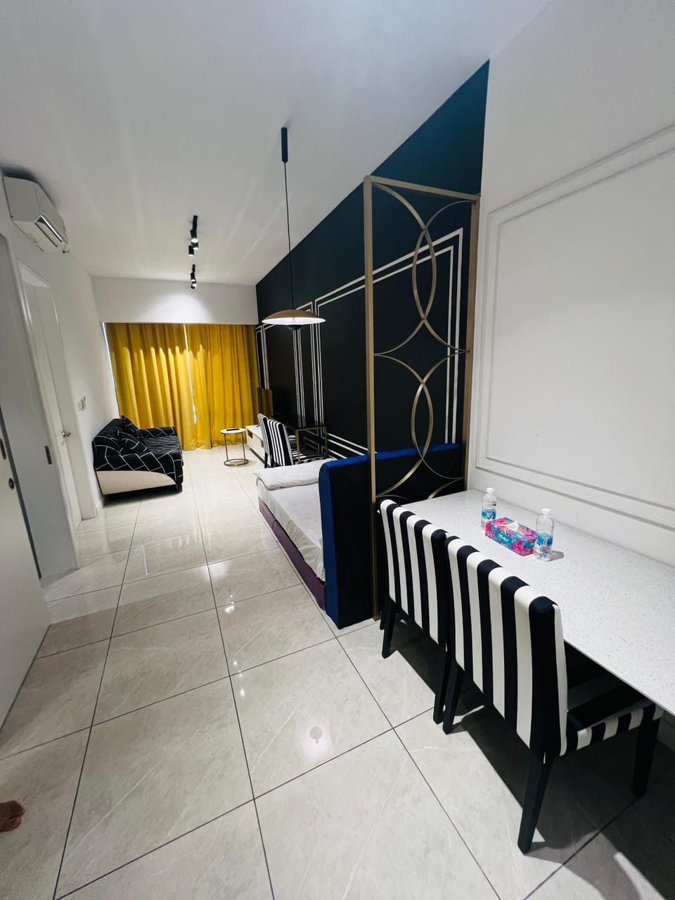 Bed, Living room, Photo of the whole room, Seating area, Dining area, Bedroom