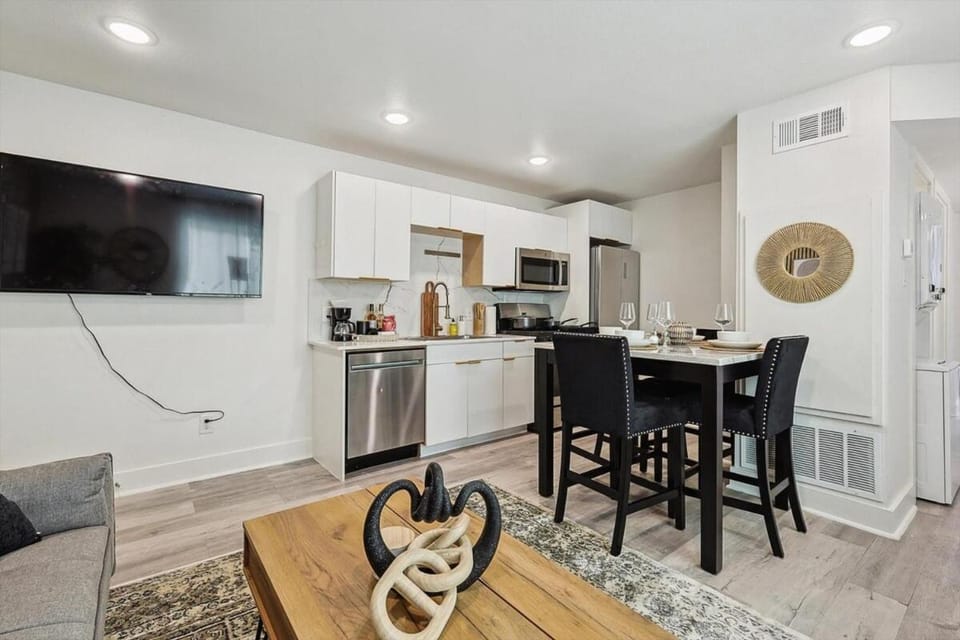 Kitchen or kitchenette, Seating area, Dining area