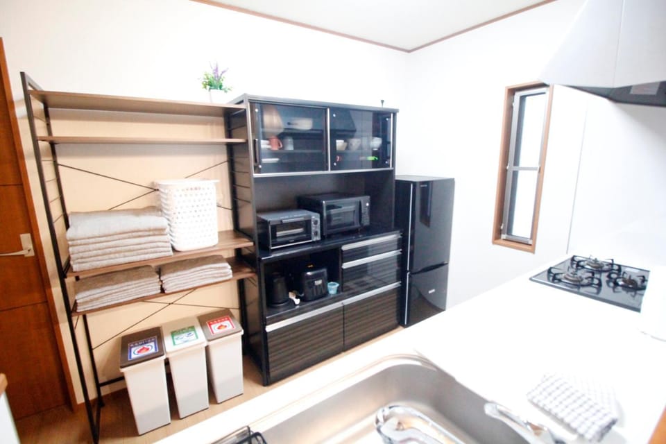 Kitchen or kitchenette, Photo of the whole room, microwave, minibar, stove, toaster, towels