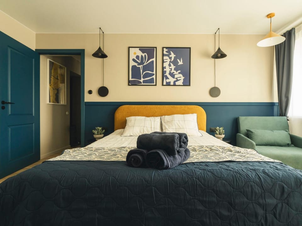 Photo of the whole room, Bedroom