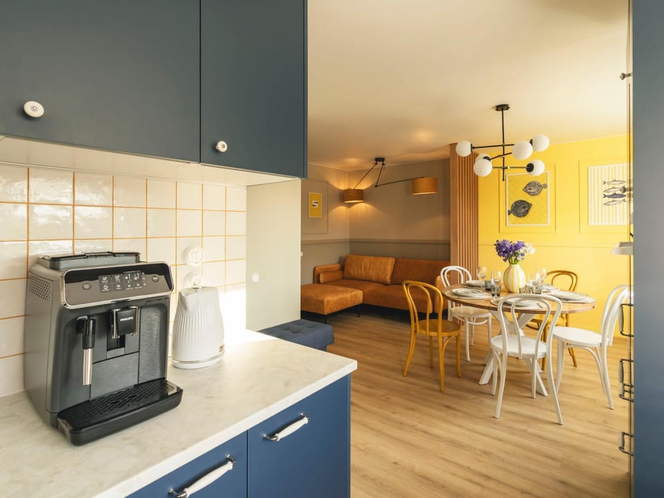 Coffee/tea facilities, Kitchen or kitchenette, Living room