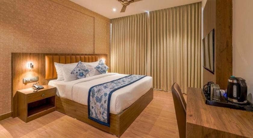 Bed, Coffee/tea facilities, Photo of the whole room, Bedroom, fireplace