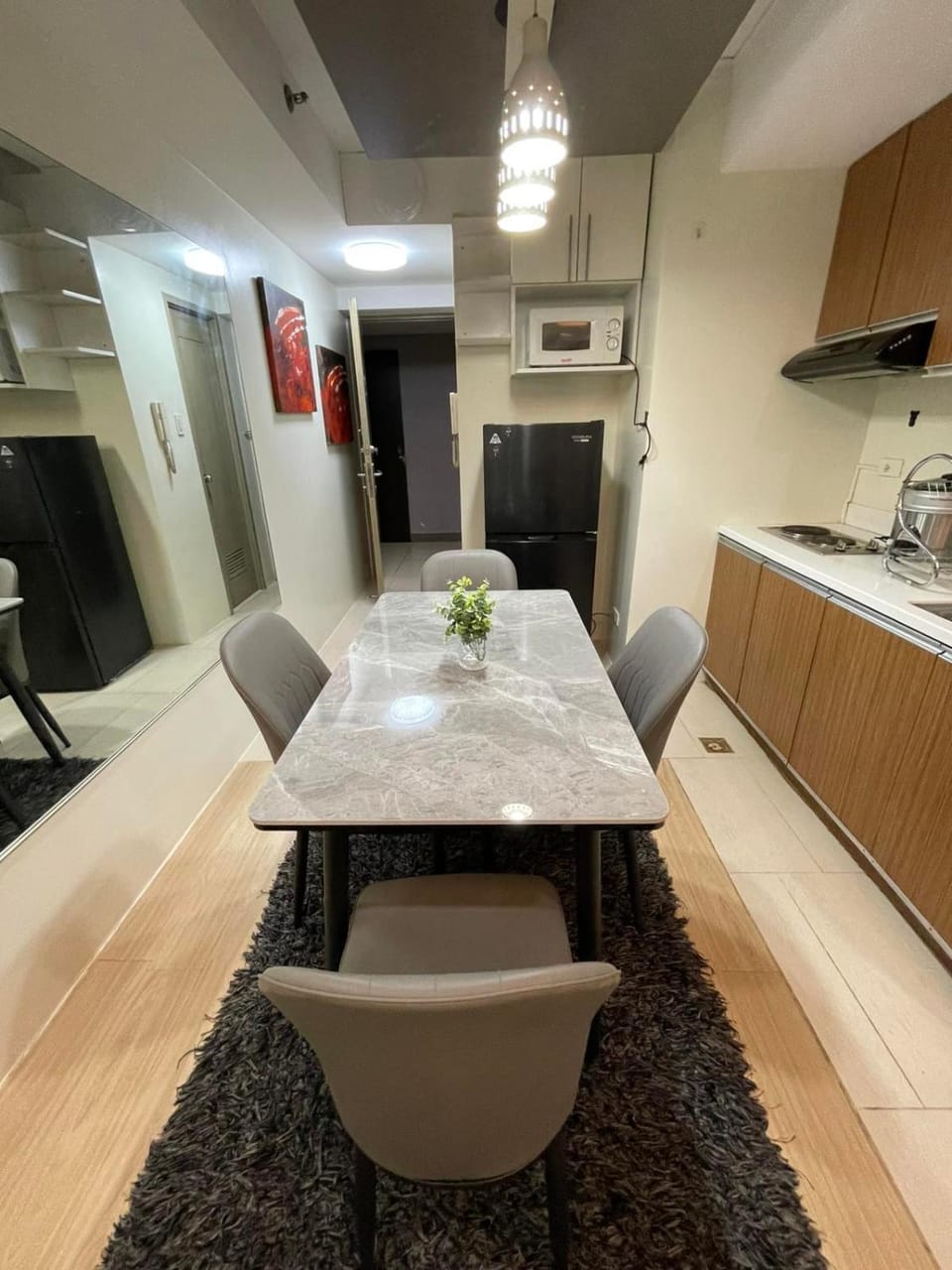 Kitchen or kitchenette, Dining area