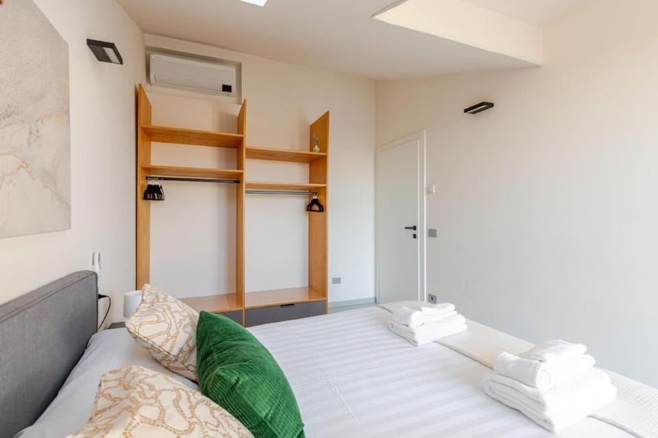 Luxury Elegant Penthouse 3 Bedrooms, 2 Bathrooms Apartment in Milan
