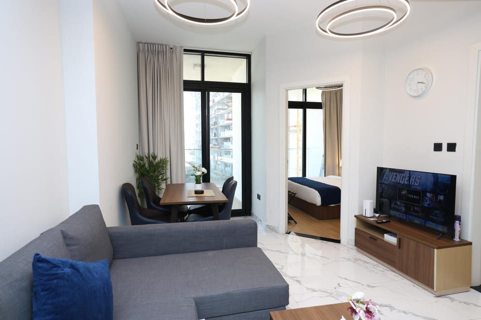 Communal lounge/ TV room, Bed, TV and multimedia, Living room, Photo of the whole room, Seating area, Evening entertainment, Bedroom