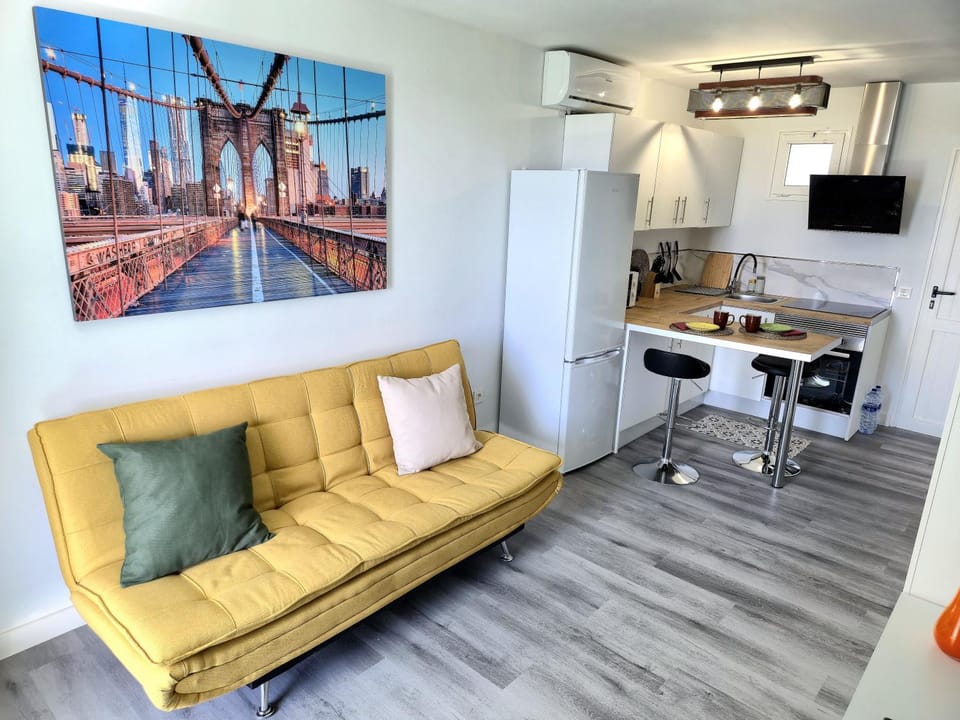 Kitchen or kitchenette, Living room