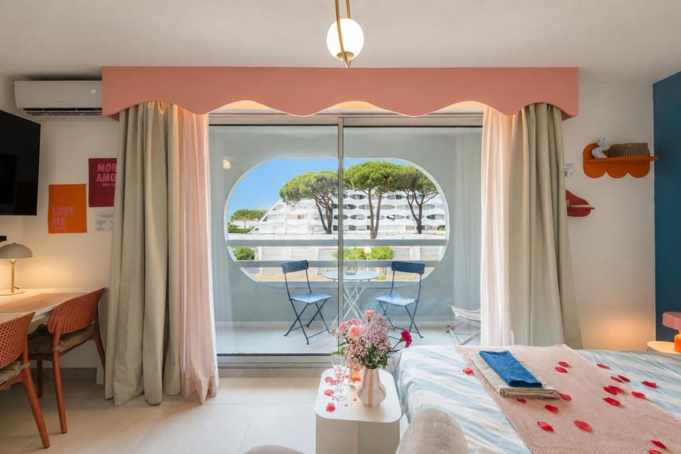 Bed, View (from property/room), Balcony/Terrace, Photo of the whole room, Seating area, Dining area, air conditioner