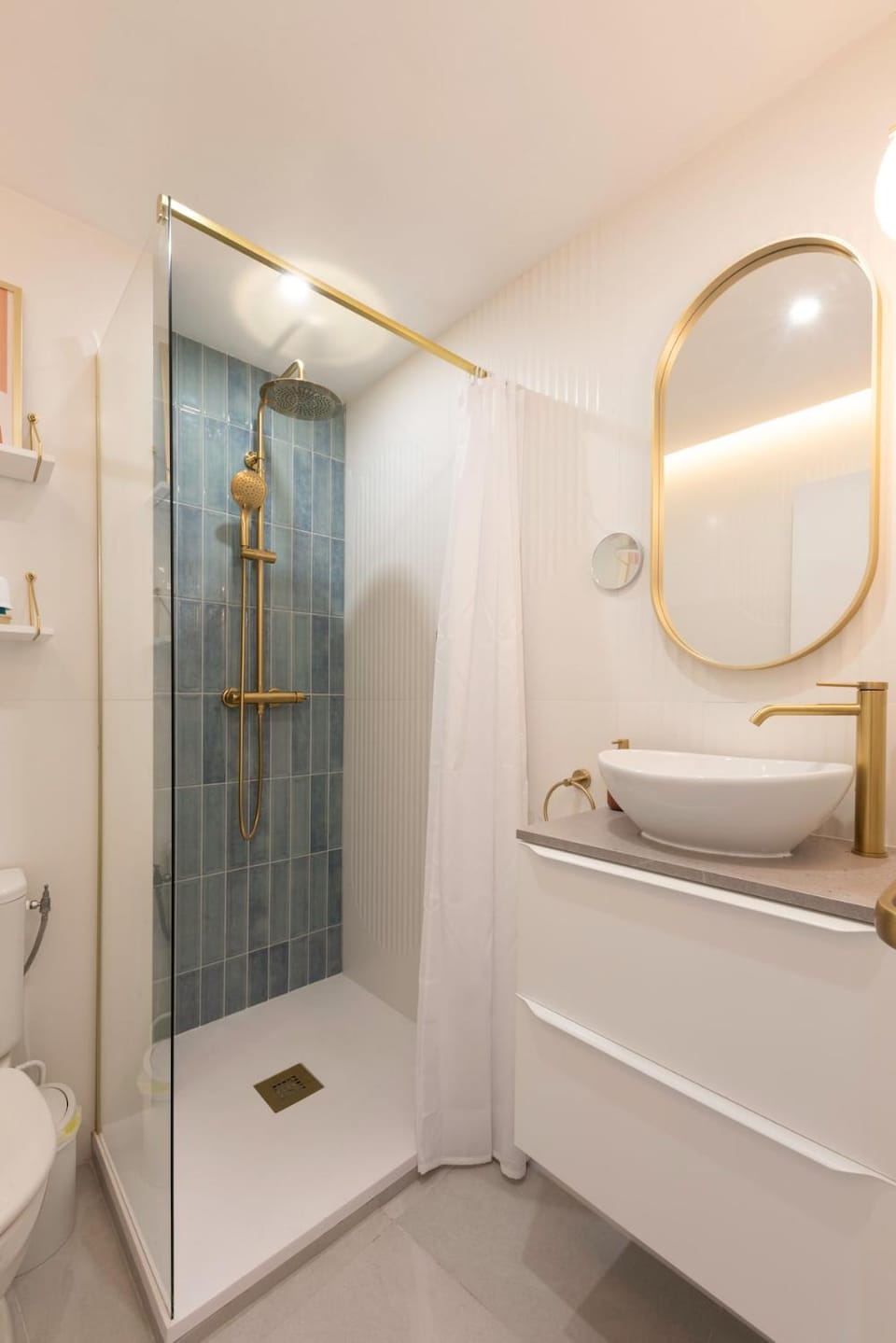 Shower, Toilet, Bathroom, towels