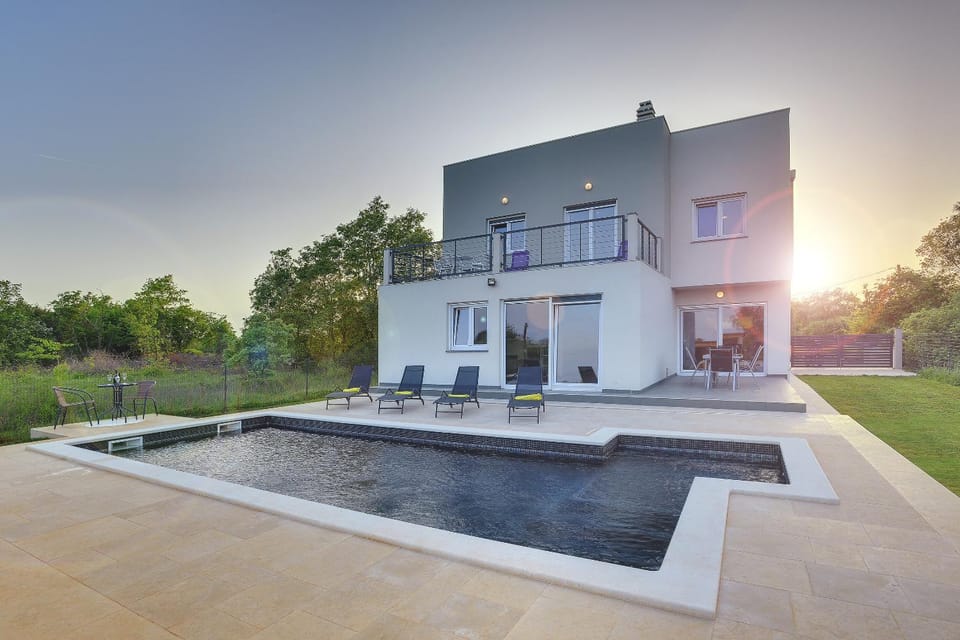 Balcony/Terrace, Swimming pool, Sports