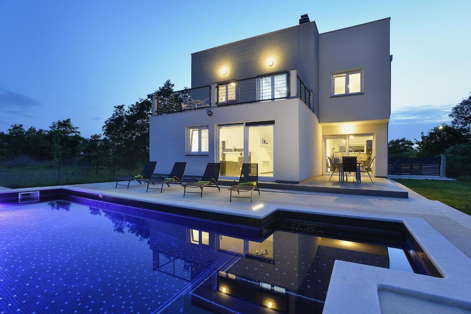 Balcony/Terrace, Pool view, Swimming pool, Sports, children, young children, older children