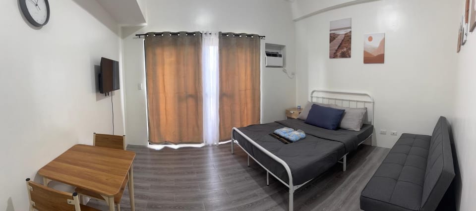 Bed, TV and multimedia, Seating area