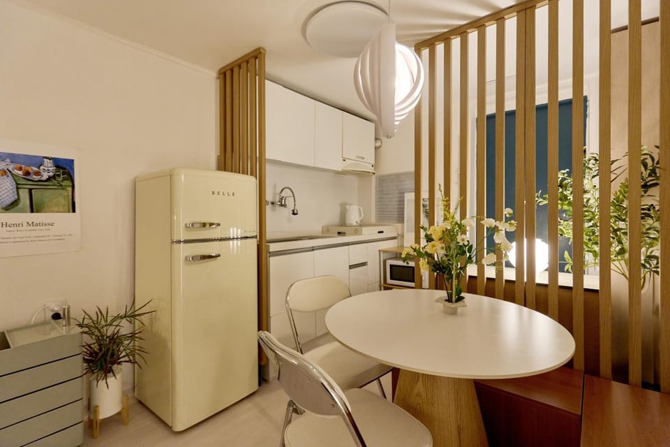 #Renewal Sale # 강남 # 양재역 도보3분 # 공항버스 도보2분 # 무료짐보관 # 장박픽업 Apartment in Gyeonggi-do