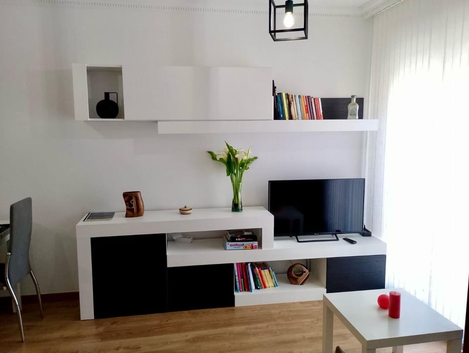 Communal lounge/ TV room, Library, TV and multimedia, Living room, Seating area
