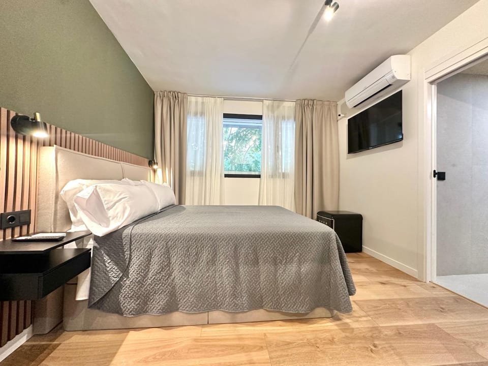 Bed, TV and multimedia, Bedroom, air conditioner