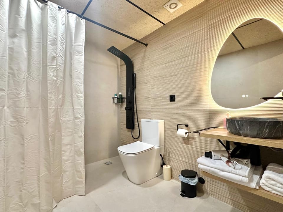 Shower, Toilet, towels