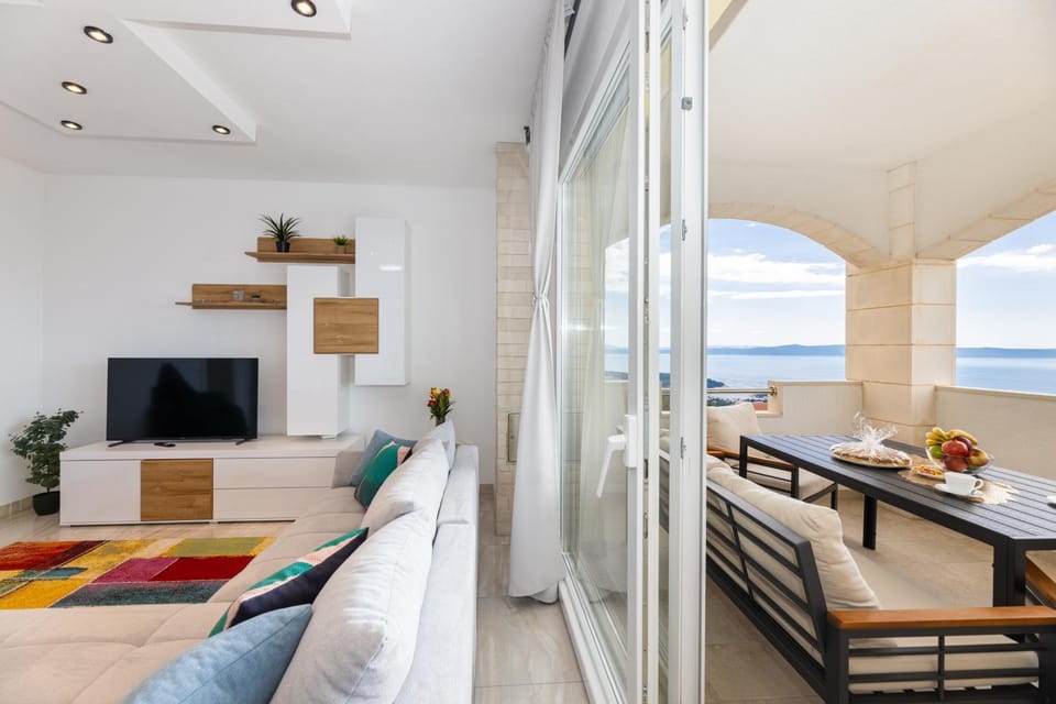TV and multimedia, Living room, Seating area, Sea view