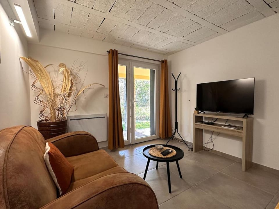 Nice App Private Parking, Garden, Furnished Terrace Apartment in Provence-Alpes-Côte d'Azur