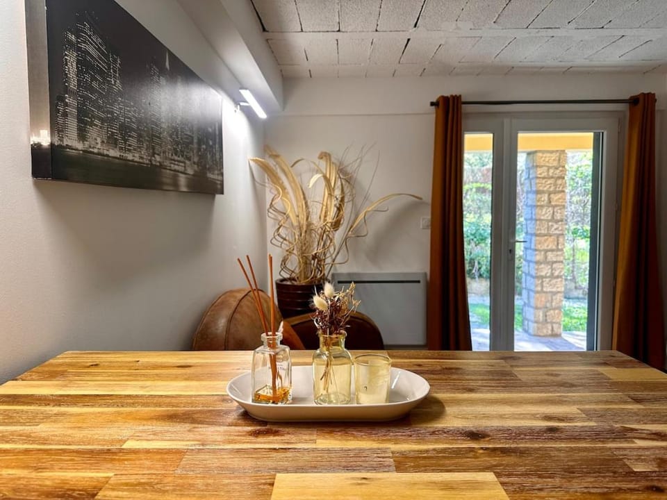 Nice App Private Parking, Garden, Furnished Terrace Apartment in Provence-Alpes-Côte d'Azur