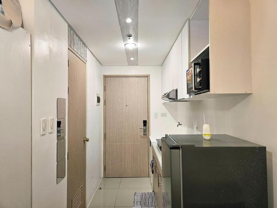 Kitchen or kitchenette, oven