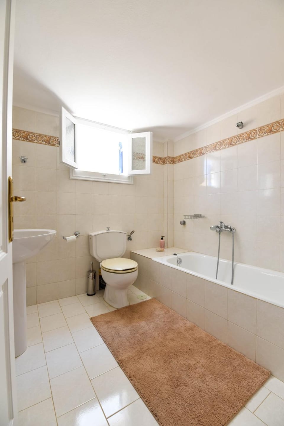 Toilet, Hot Tub, Bathroom, Bath