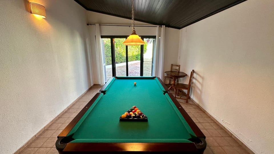 Billiard, Game Room