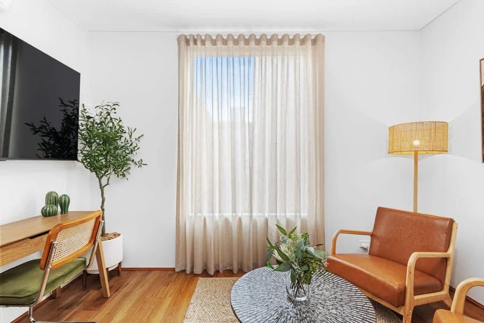 Stroll to the Swan River & Shopping Malls Apartment in Perth
