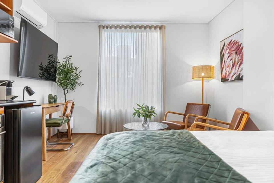 Stroll to the Swan River & Shopping Malls Apartment in Perth