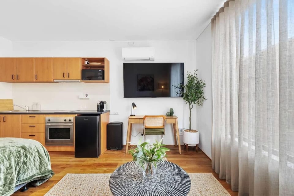 Stroll to the Swan River & Shopping Malls Apartment in Perth
