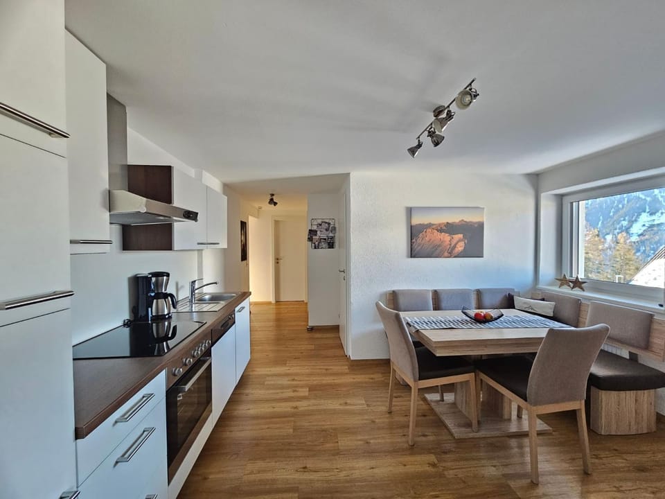 Kitchen or kitchenette, Seating area, Dining area, stove
