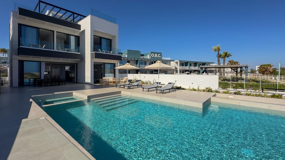 Property building, Day, Pool view, Swimming pool, sunbed