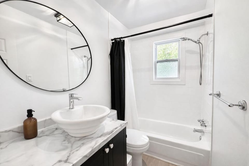 Little Gem - 2 Beds - AC - 5 min Downtown Apartment in Quebec City