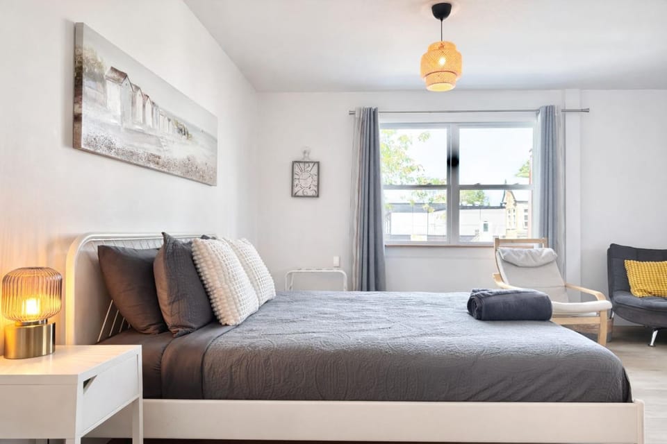 Little Gem - 2 Beds - AC - 5 min Downtown Apartment in Quebec City