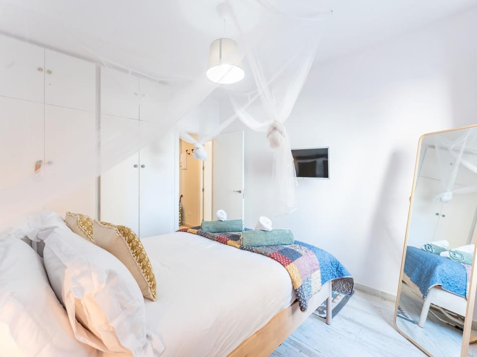 Bed, TV and multimedia, Bedroom, wardrobe