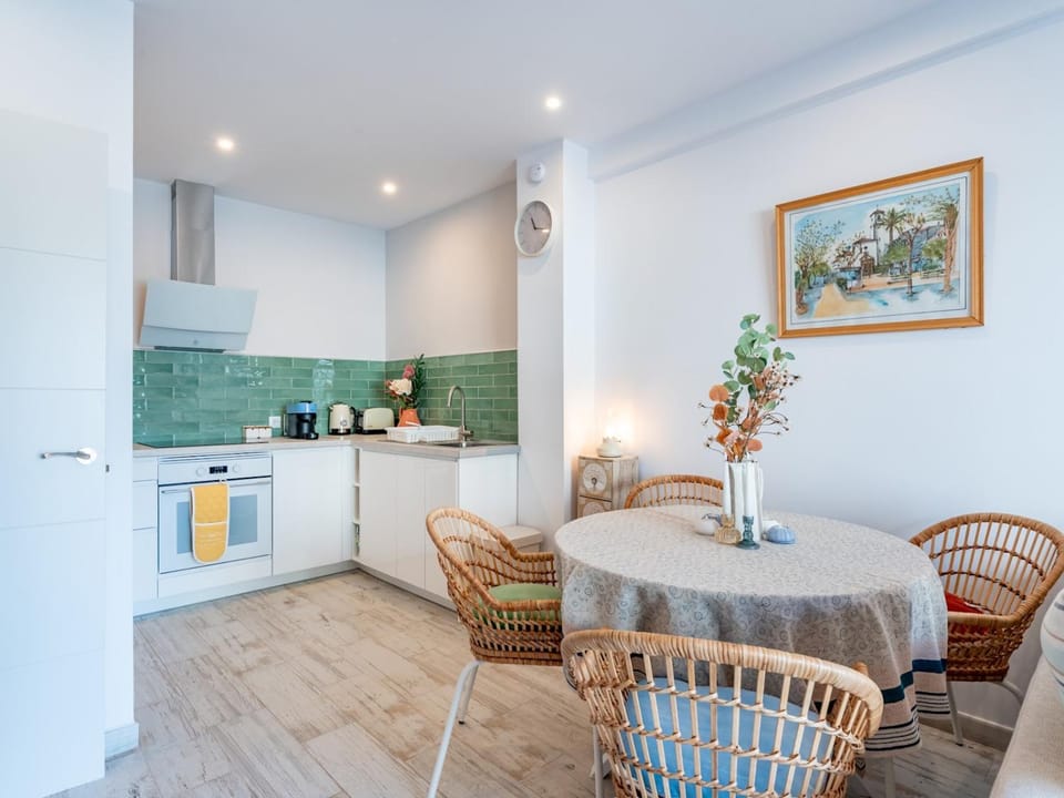 Kitchen or kitchenette, Dining area, stove