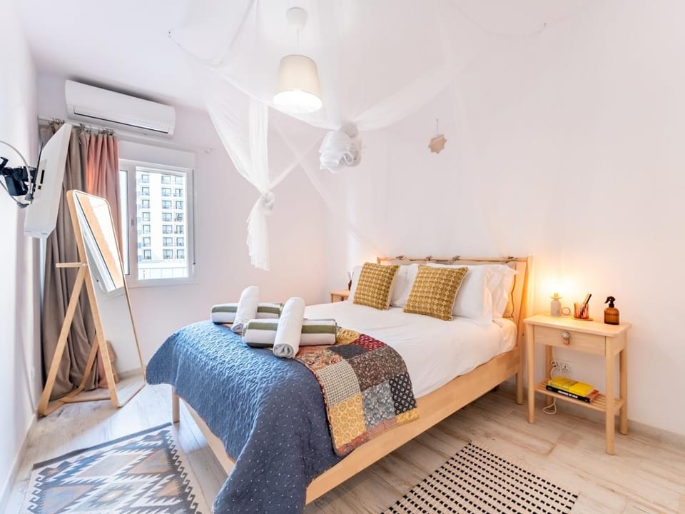Bed, Bedroom, towels