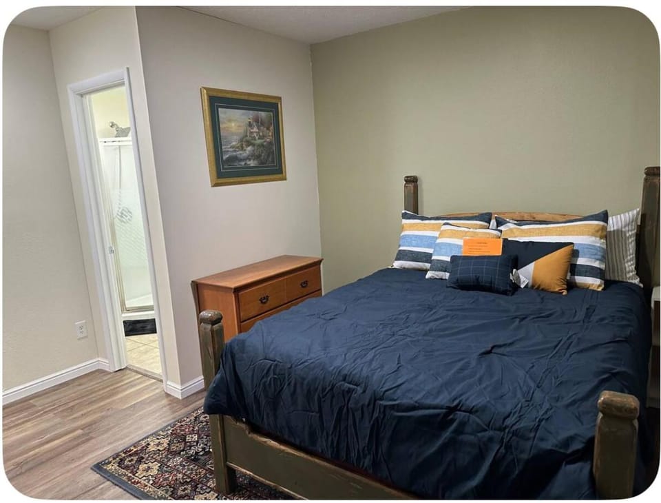 Photo of the whole room, Bedroom