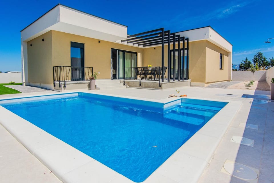 Property building, Patio, Day, Pool view, Swimming pool, sunbed