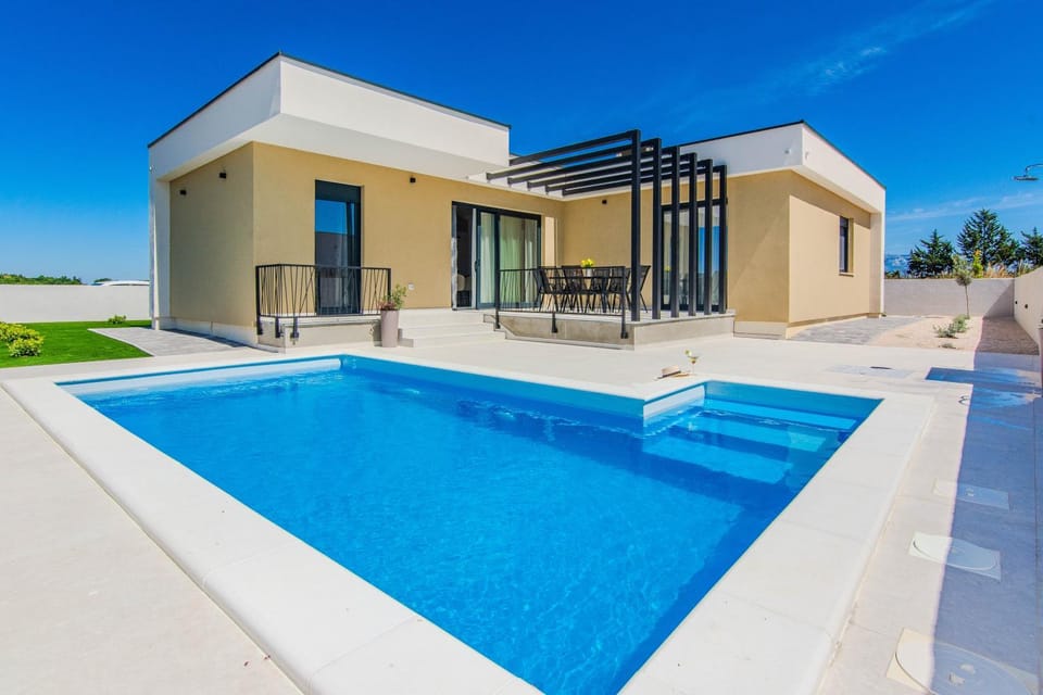 Property building, Day, Pool view, Swimming pool, sunbed