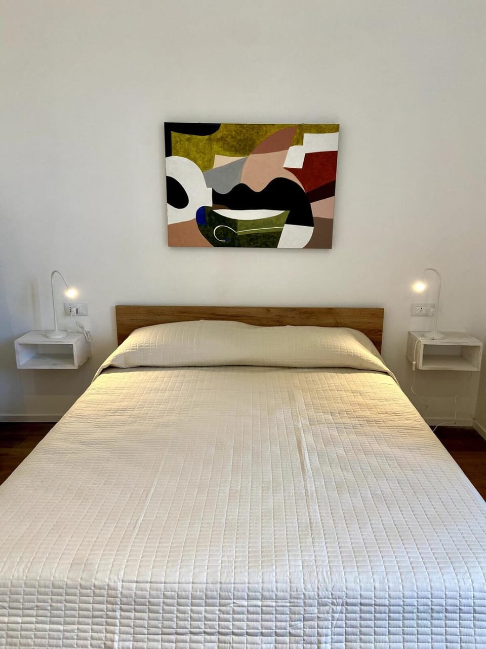 Bed, Photo of the whole room, Decorative detail, Bedroom