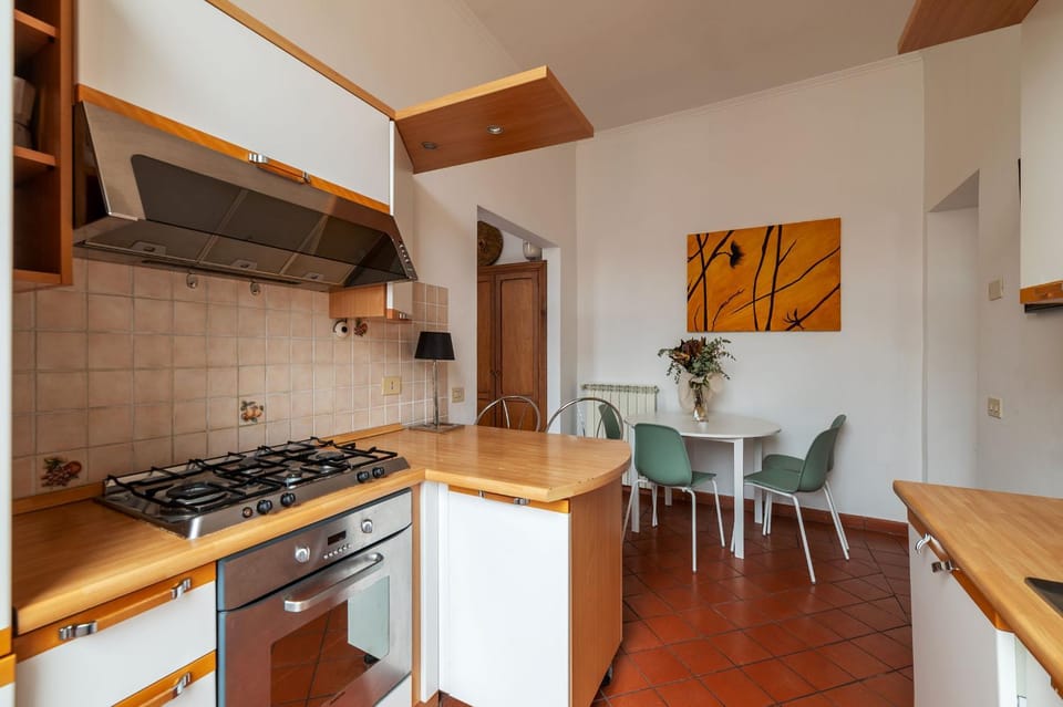 Kitchen or kitchenette, Dining area, oven, stove
