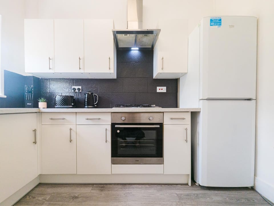 Kitchen or kitchenette, Kitchen or kitchenette, oven