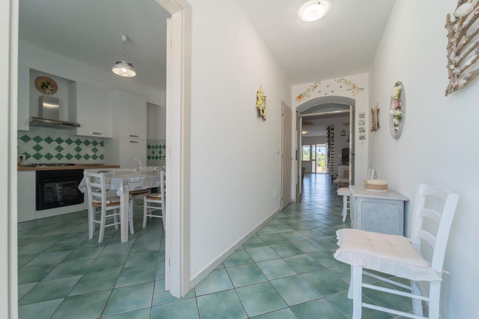 Kitchen or kitchenette, Dining area, stove