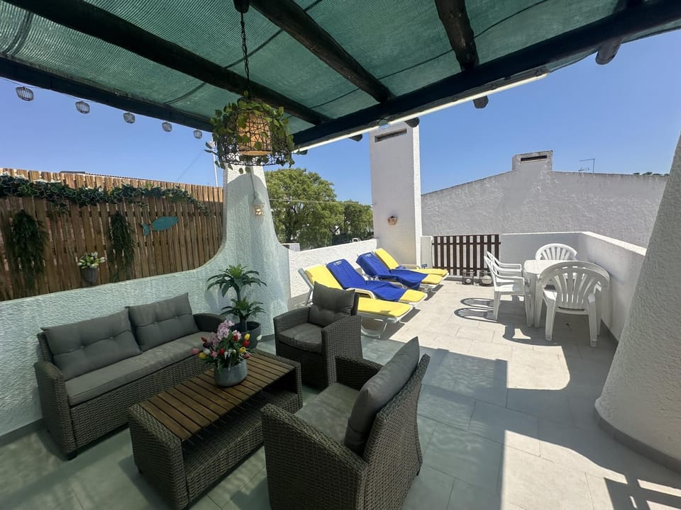 White House By FHR House in Quarteira