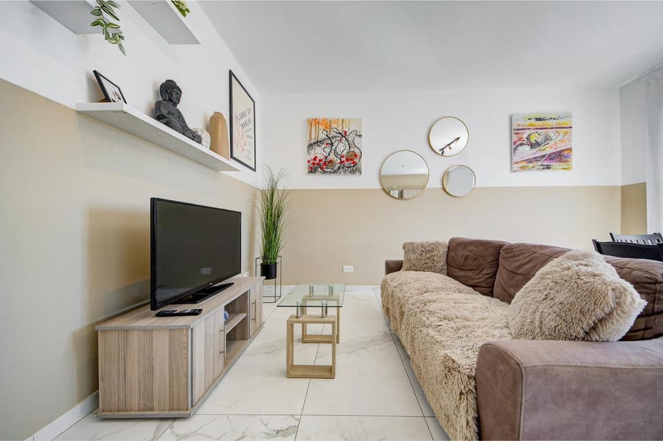 Communal lounge/ TV room, TV and multimedia, Seating area, Evening entertainment