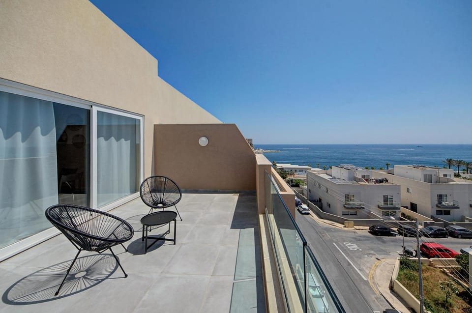 Property building, Patio, Communal lounge/ TV room, Neighbourhood, Natural landscape, Balcony/Terrace, Evening entertainment, Sea view, Parking