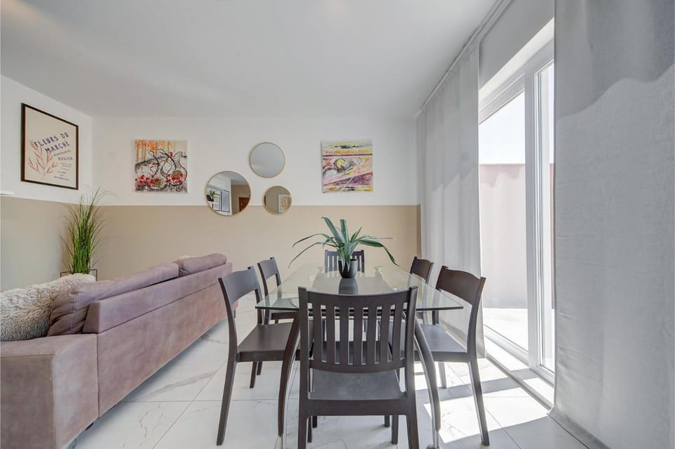 Living room, Seating area, Dining area
