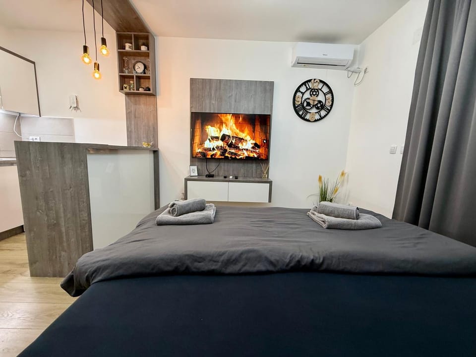 Bed, TV and multimedia, Bedroom